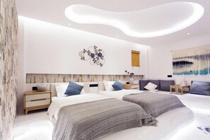Quarto moderno com duas camas, uma obra de arte na parede e um design de teto único.