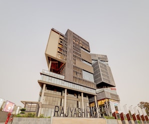Un edificio de varios pisos con un letrero llamativo que dice 'RAJYASHRI'.