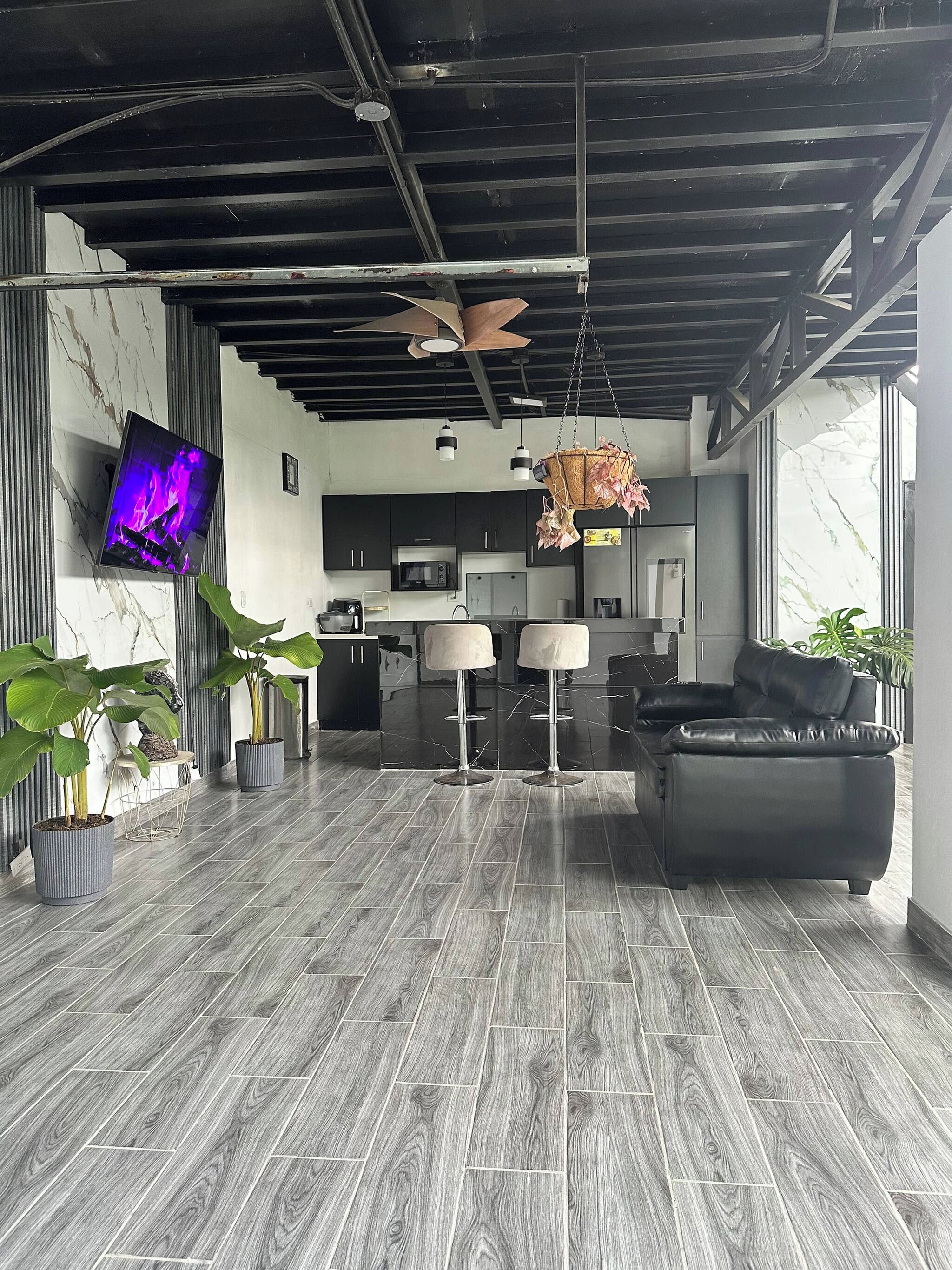Een modern interieur met een keuken, een bar en een zithoek.