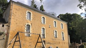 Ein großes, eingeschossiges Gebäude mit vielen Fenstern und einem flachen Dach.