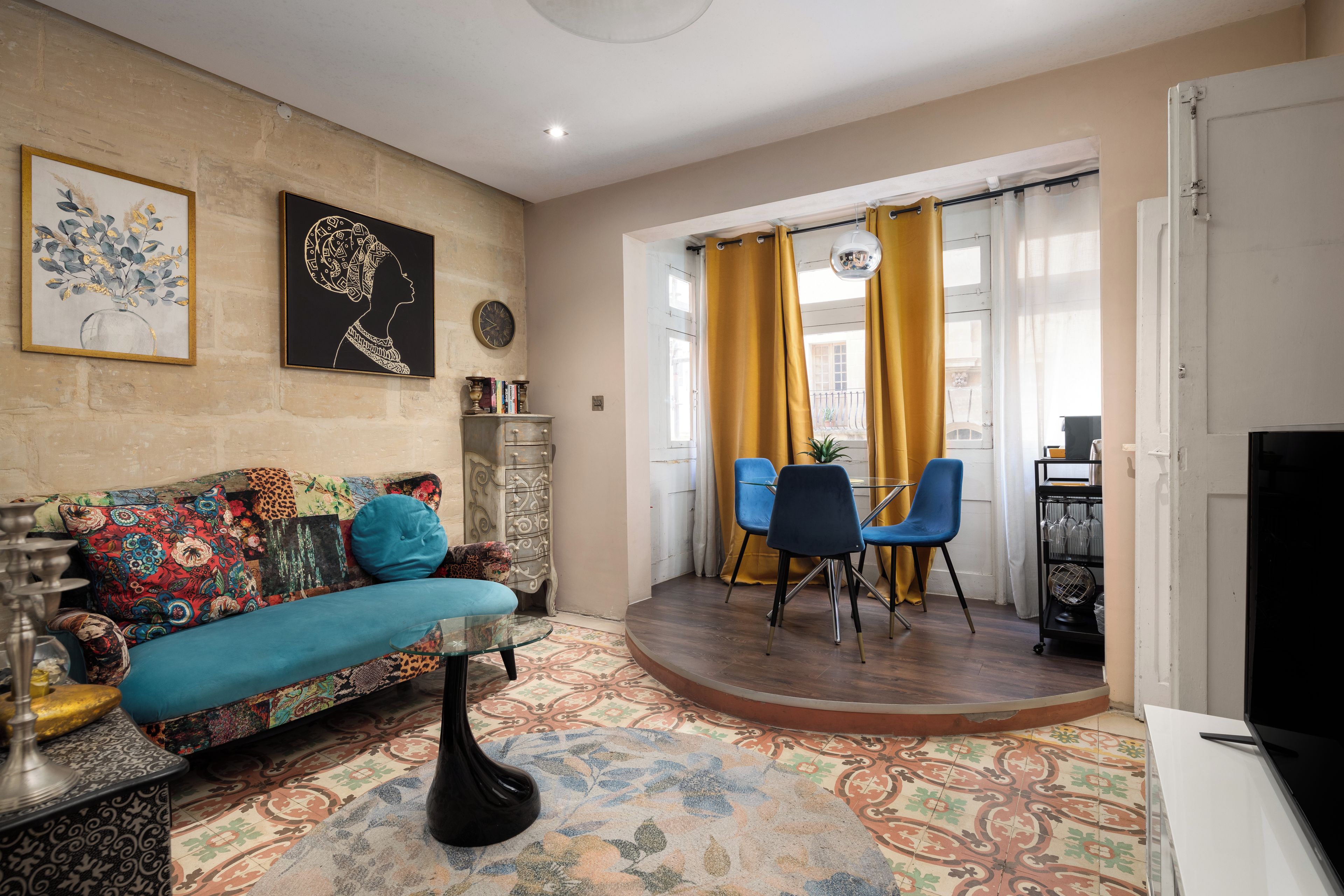 Apartment, 1 King Bed, Balcony, City View | Living area