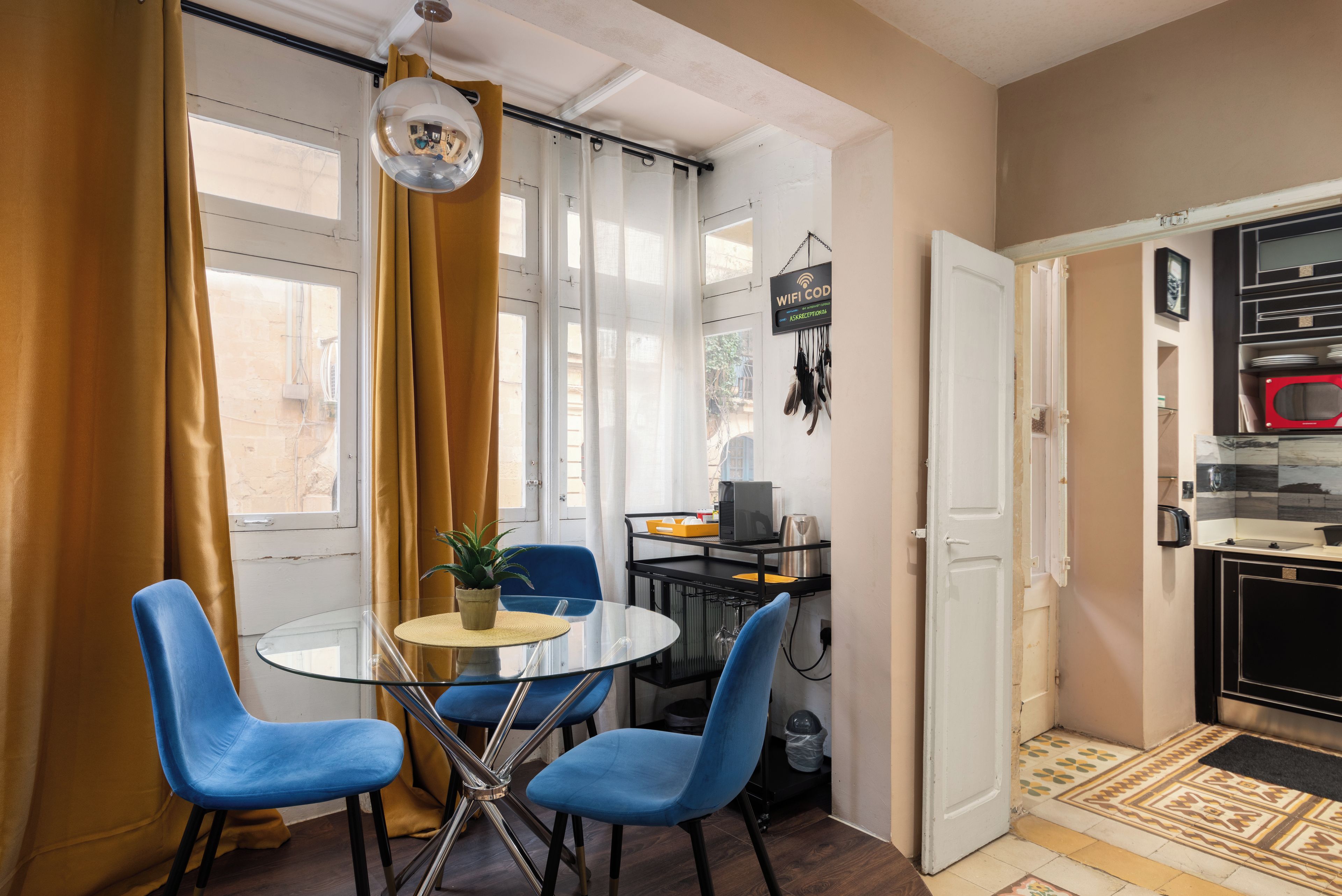 Apartment, 1 King Bed, Balcony, City View | Dining