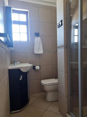 Baignoire et douche séparées, serviettes fournies, savon, shampoing