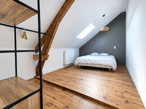 Room - Vrbo Property (Chartres)