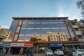 Un hôtel à plusieurs étages, doté d’une façade moderne, de grandes fenêtres et d’un toit plat.