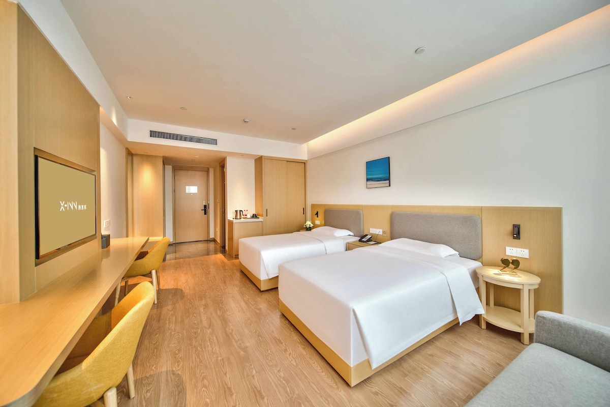 Superior Twin Room | Gebar bulu kapas, peti besi dalam bilik, meja 