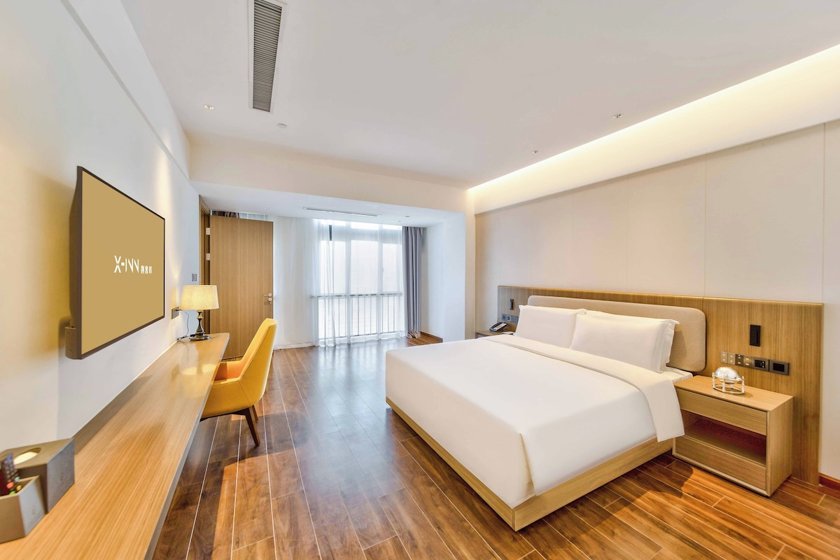 Deluxe Suite | Gebar bulu kapas, peti besi dalam bilik, meja 