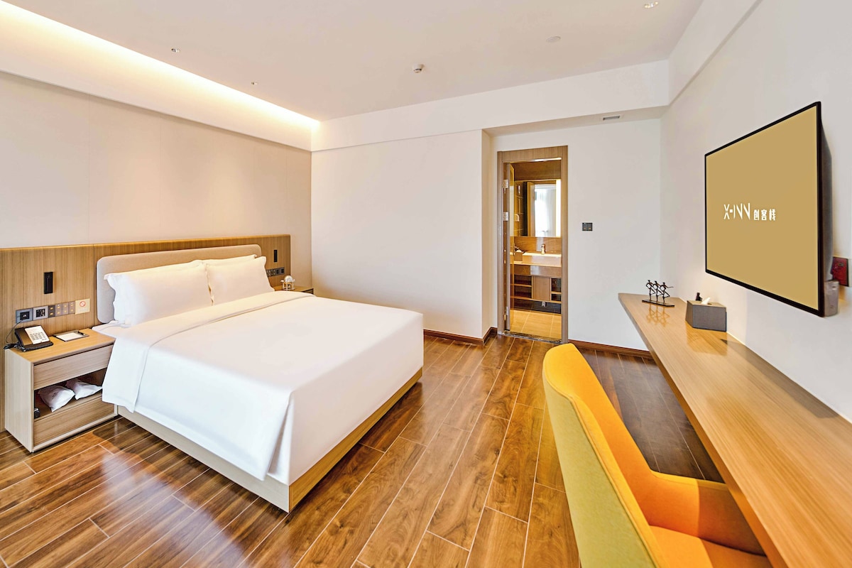Superior Suite, City View | Gebar bulu kapas, peti besi dalam bilik, meja 
