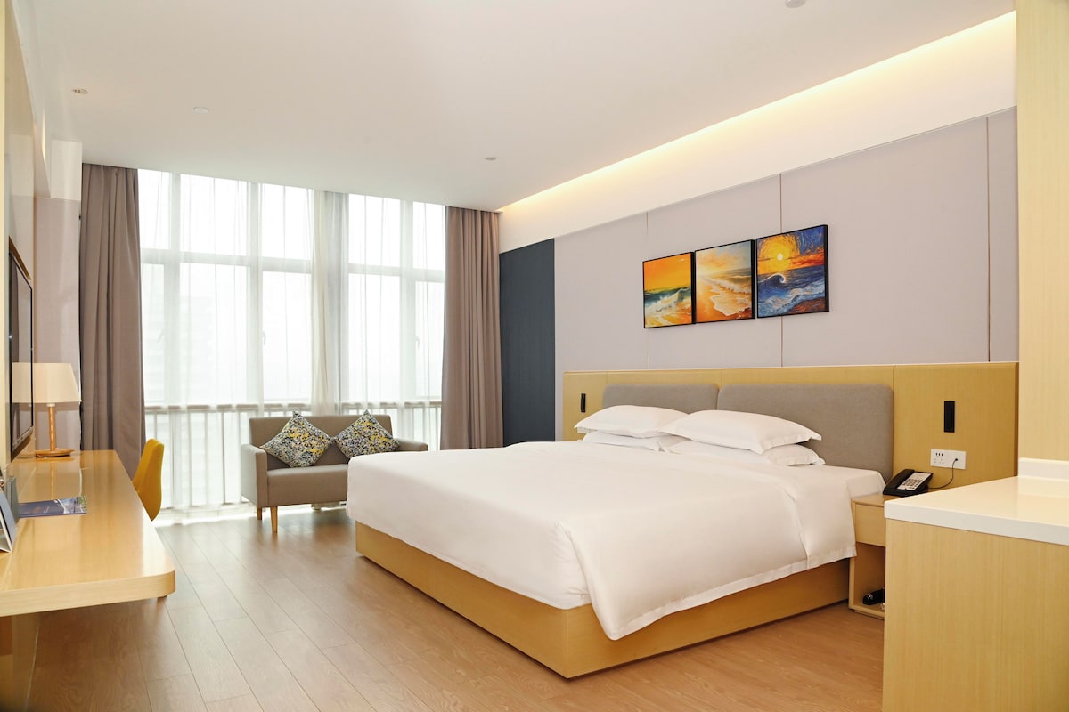 Family Single Room, City View | Gebar bulu kapas, peti besi dalam bilik, meja 