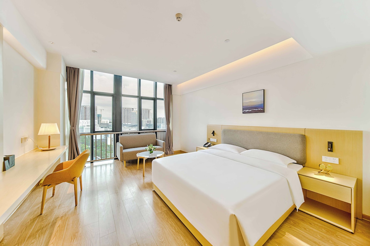 Luxury Single Room, City View | Gebar bulu kapas, peti besi dalam bilik, meja 