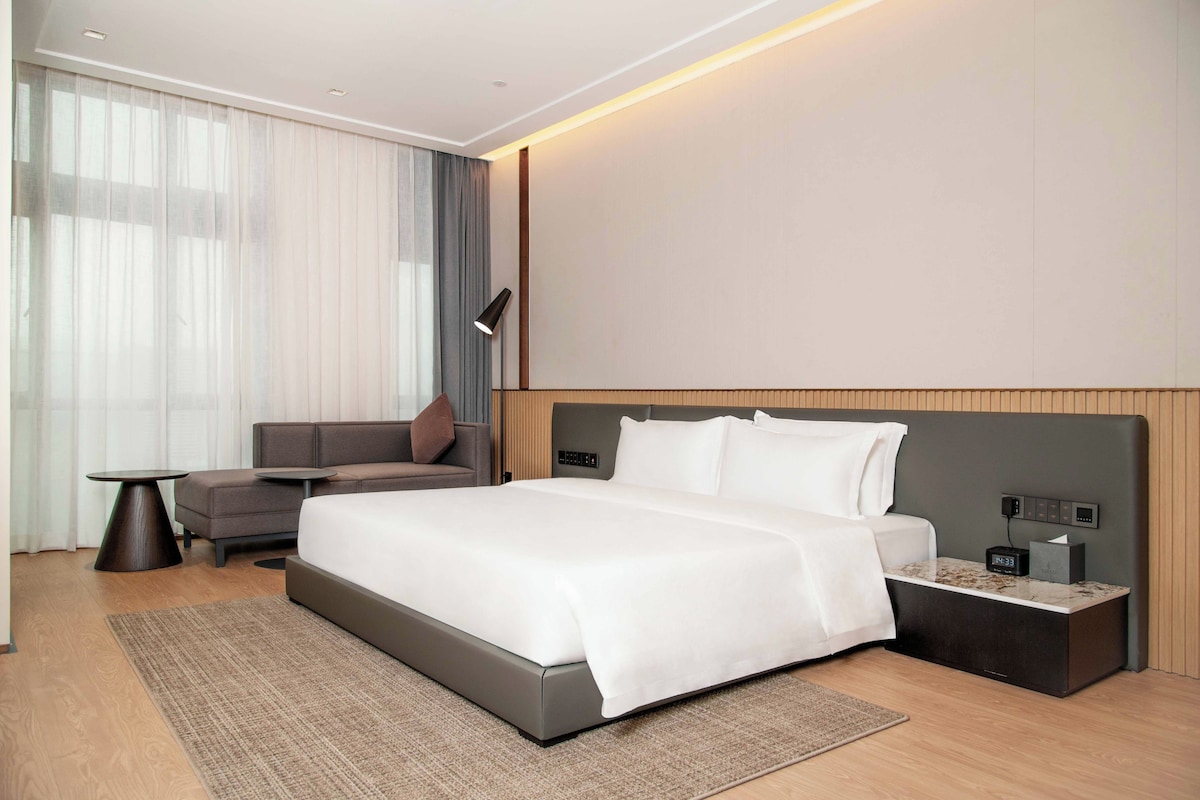 Executive Suite, City View | Gebar bulu kapas, peti besi dalam bilik, meja 