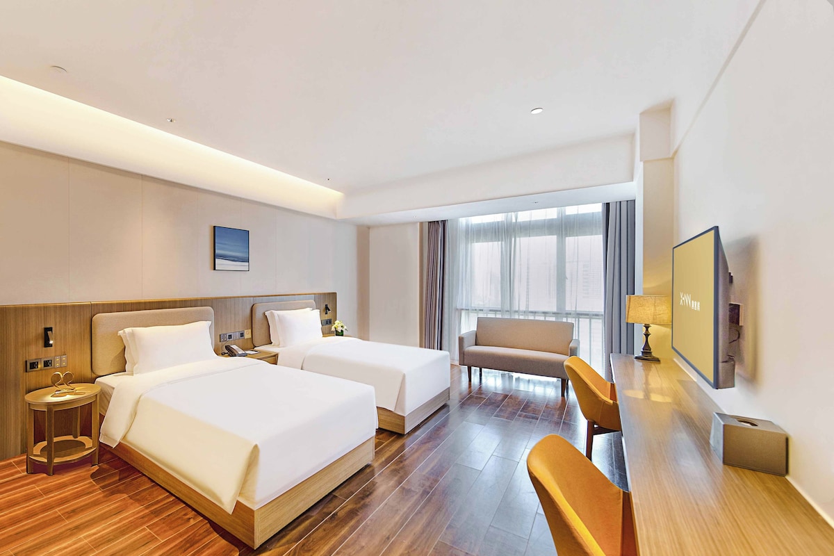 Executive Twin Room | Gebar bulu kapas, peti besi dalam bilik, meja 