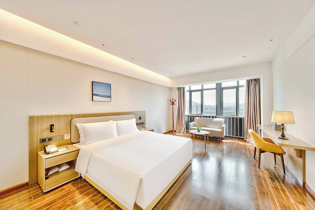 Executive Single Room, City View | Gebar bulu kapas, peti besi dalam bilik, meja 