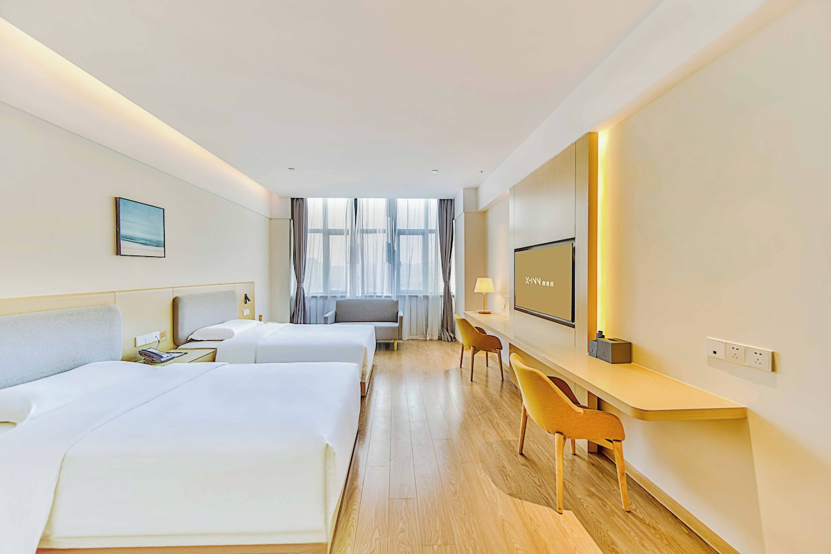 Deluxe Twin Room | Gebar bulu kapas, peti besi dalam bilik, meja 