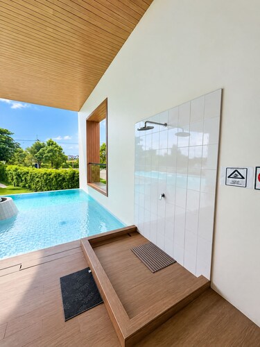 Spacious 3-bedroom House With Shared Pool Near Mega Bangna and Suvarnabhumi