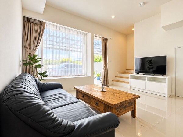 Spacious 3-bedroom House With Shared Pool Near Mega Bangna - Bangkok