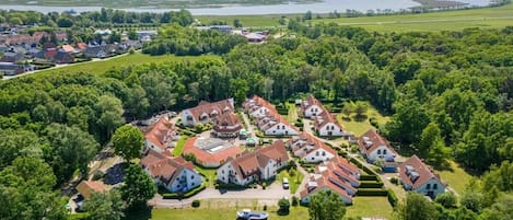 Un área residencial con casas, un edificio central con cúpula y una masa de agua al fondo.