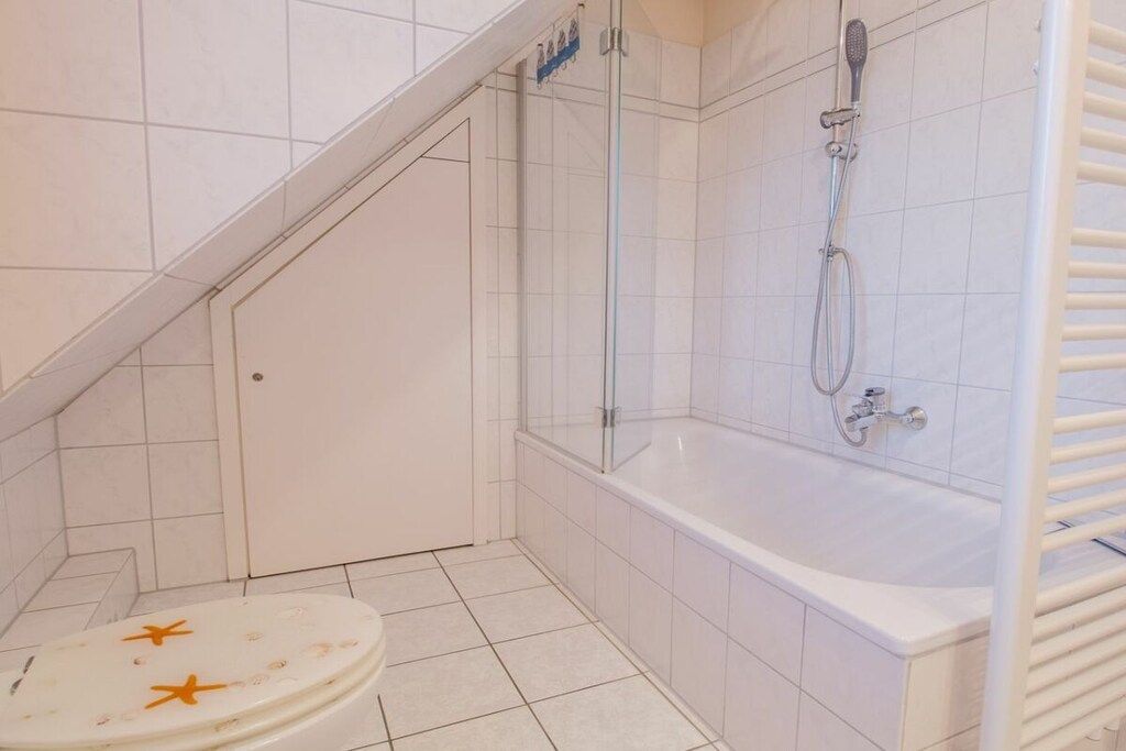 Kylpyhuone, jossa on wc, suihku ja kylpyamme.