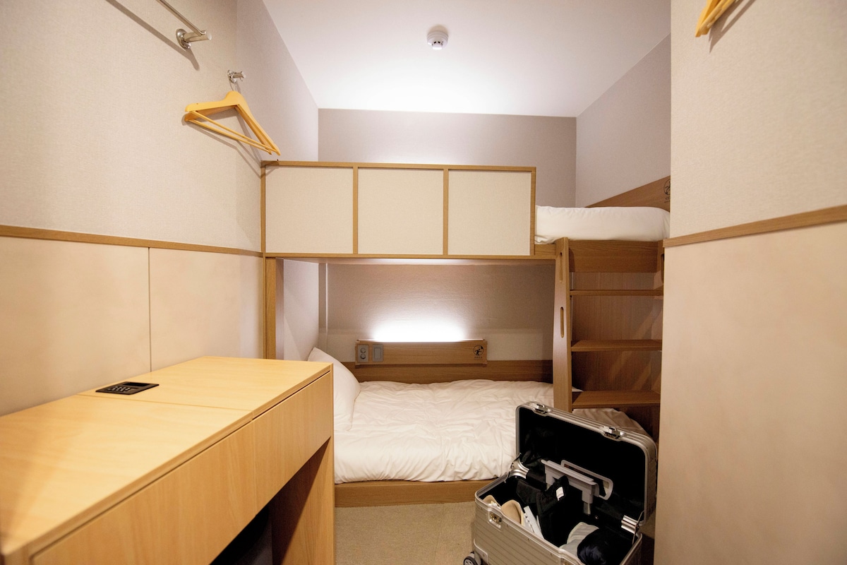 Suite Twin Cabin (For 2 People) (Women Only) | Peti besi dalam bilik, langsir/tirai gelap terus 