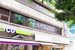 A building with signage for 'AKA STAY' and 'MAMMOTH COFFEE EXPRESS'. - Aka Stay Seoul Station (Seoul)