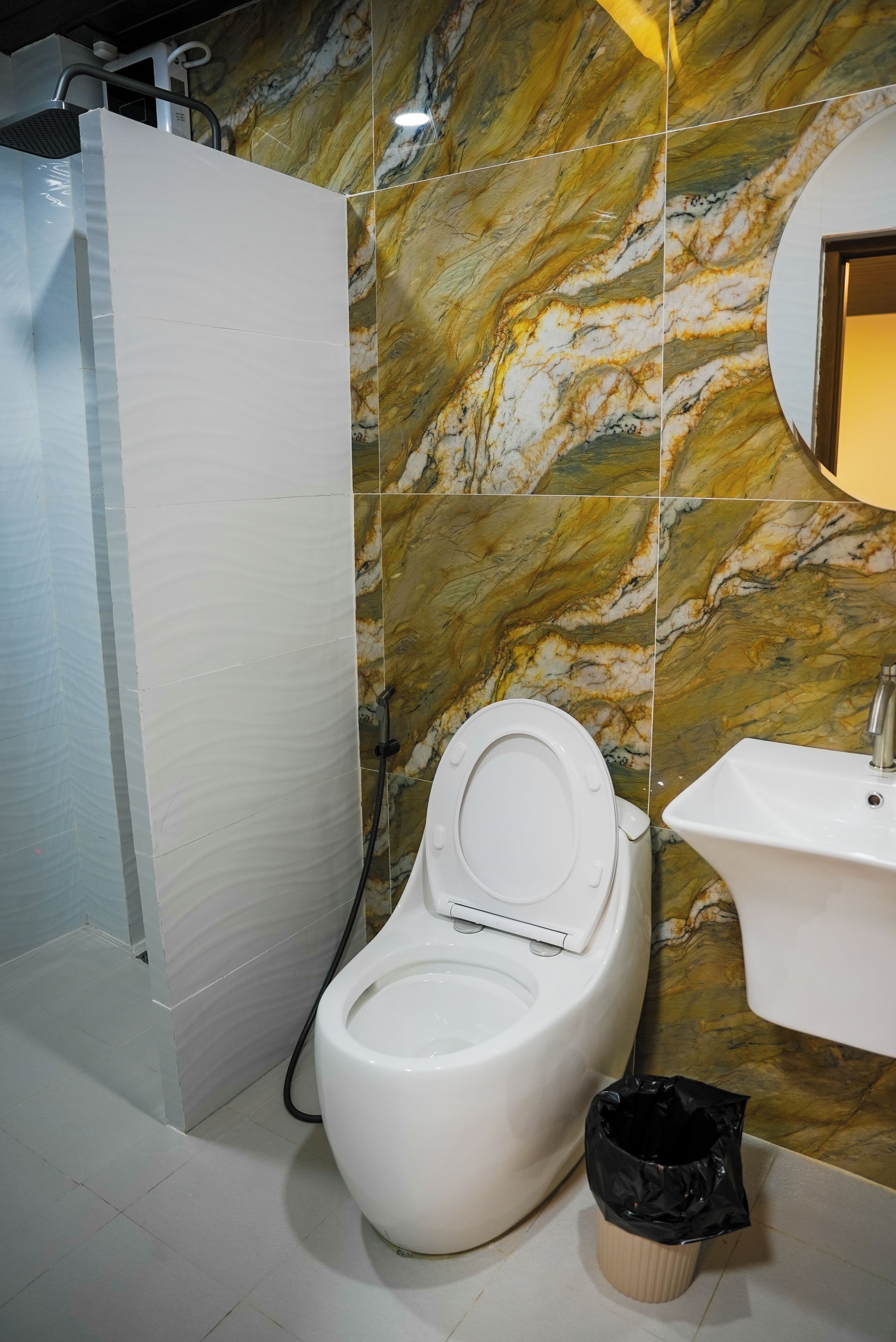 Un bagno con il water, un lavandino e una zona doccia.