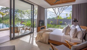 Un dormitori amb un llit gran, una televisió i vista a una piscina exterior i un jardí.