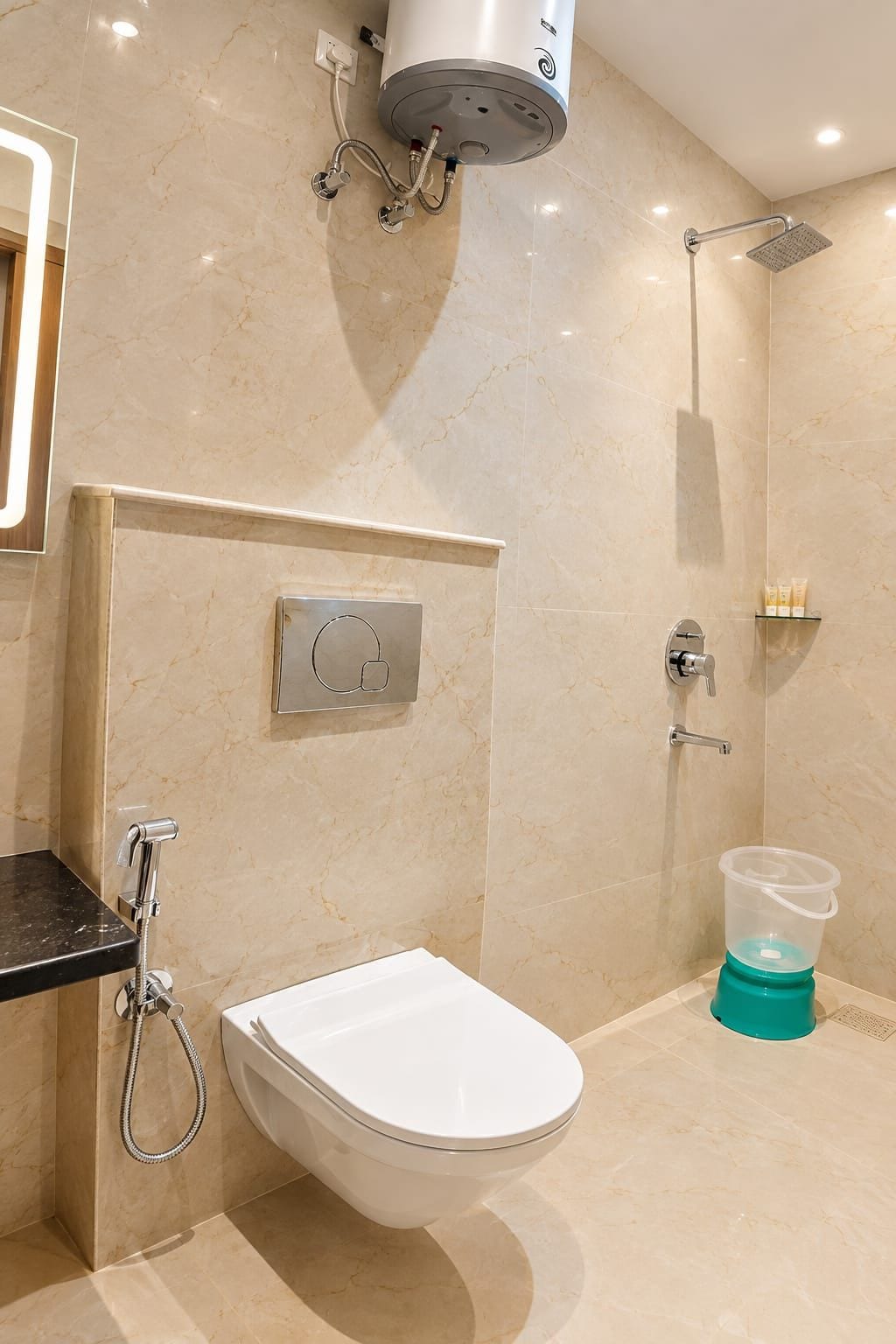 Deluxe Room | Bathroom | Combined shower/tub, rainfall showerhead, free toiletries, slippers