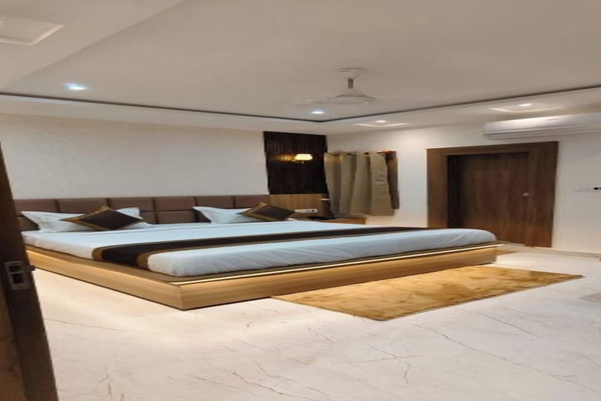 Luxury Room | In-room safe, bed sheets