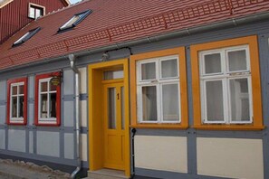 A building with a red roof, yellow door, and white-framed windows. - Holiday home in Tangermünde with Wi-Fi (Tangermünde)