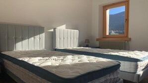 Room - Casa Le Triestine: cozy, traditional Dolomite accommodation for groups (Venas di Cadore)