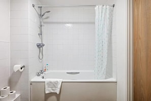A bathroom with a bathtub, shower, and toilet. - Gorgeous 2BR Flat 0.1 mi ExCel & Prince Regent St. (London)