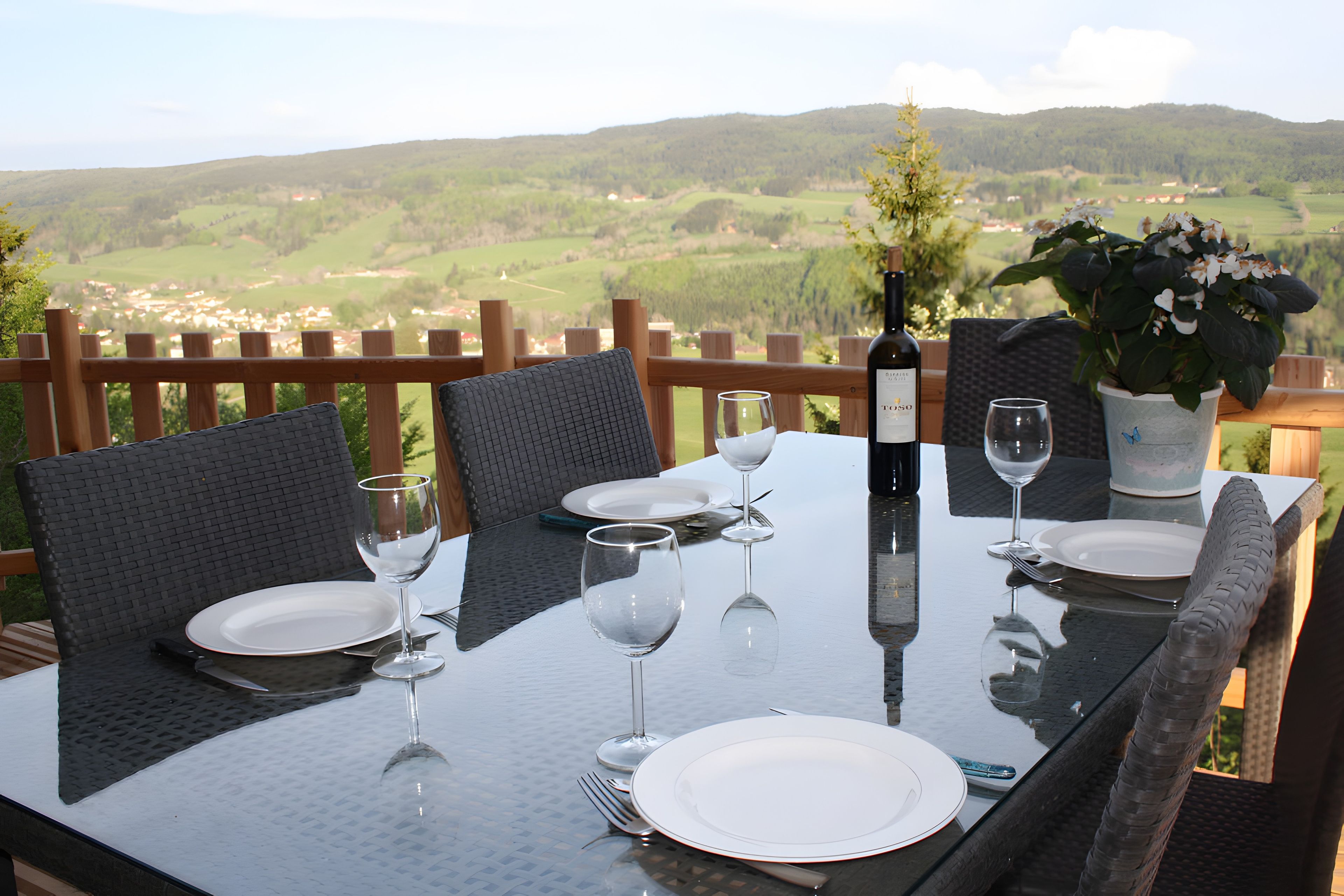 Una mesa para dos con vista a un valle.
