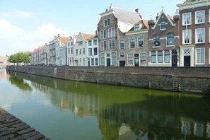 A canal with buildings on one side. - Holiday home with 3 bedrooms (Zoutelande)