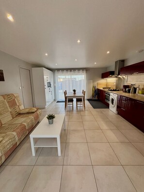 Un apartamento moderno con comedor, cocina y sala de estar.
