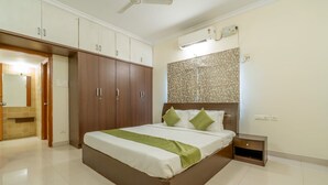 Ein Schlafzimmer mit einem Bett, einem Kleiderschrank und einem Deckenventilator.