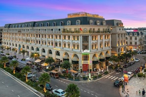 Un hotel con un patio central, varias zonas de comedor y un llamativo letrero de 'Regal Collection'.
