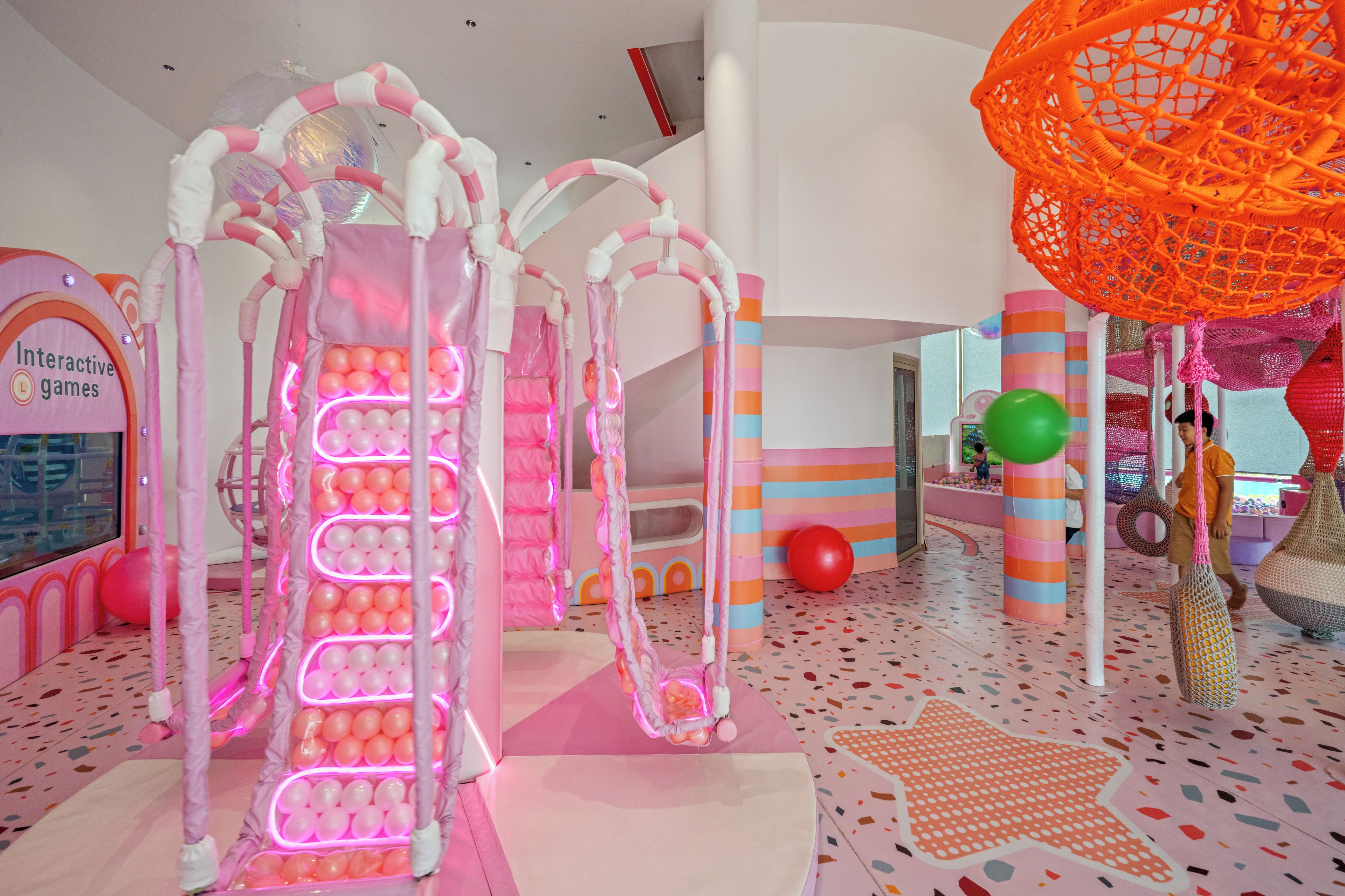 Tempat bermain anak – indoor