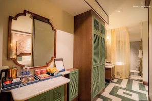 Suite Mewah, balkon, pemandangan pantai | Kamar mandi | Sandal
