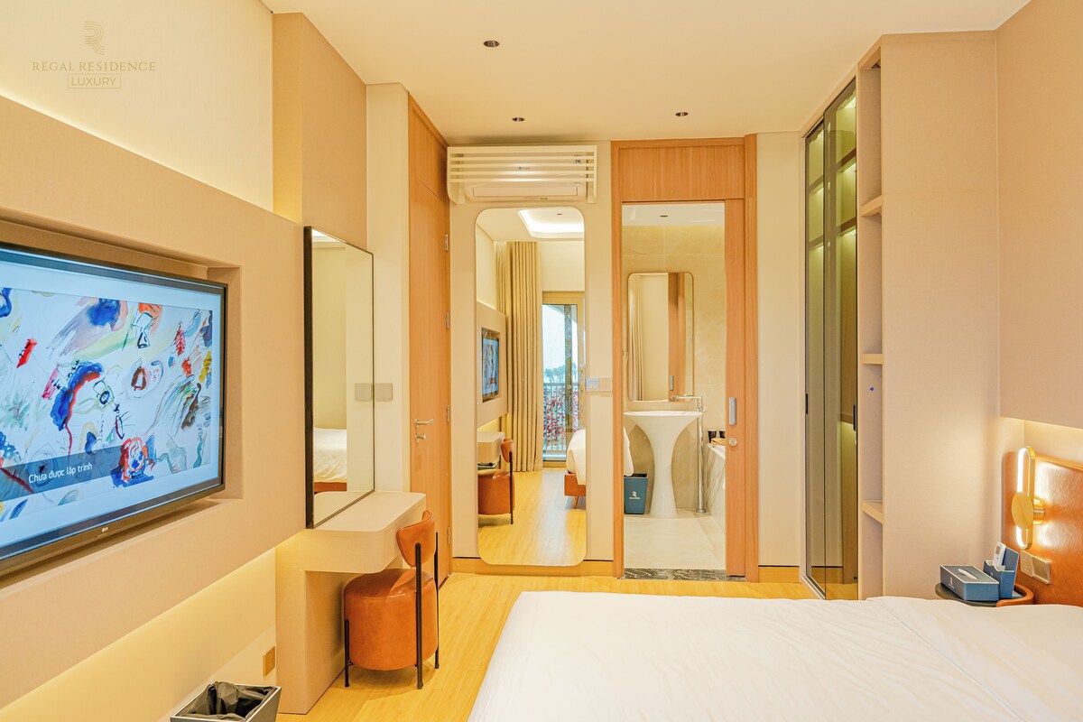 Apartemen Bisnis, balkon, pemandangan samudra | Brankas, tirai kedap cahaya, kedap suara, dan setrika/meja setrika
