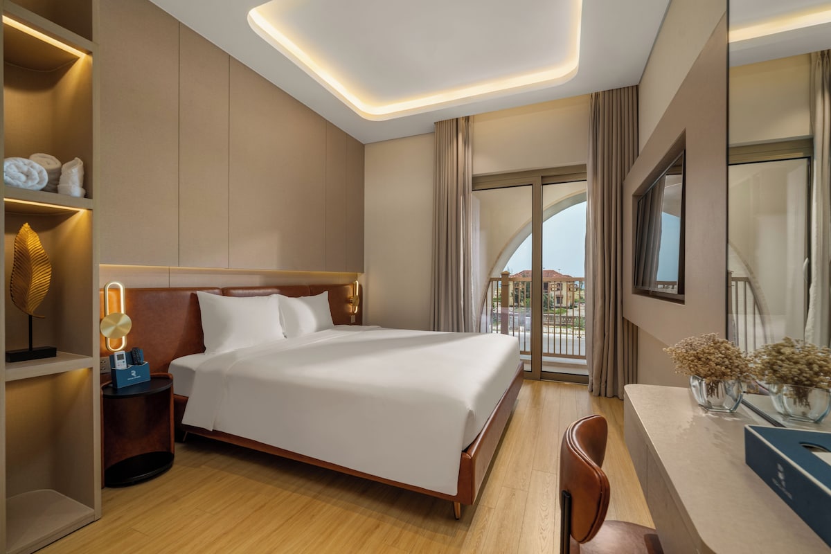 In-room safe, blackout curtains, soundproofing