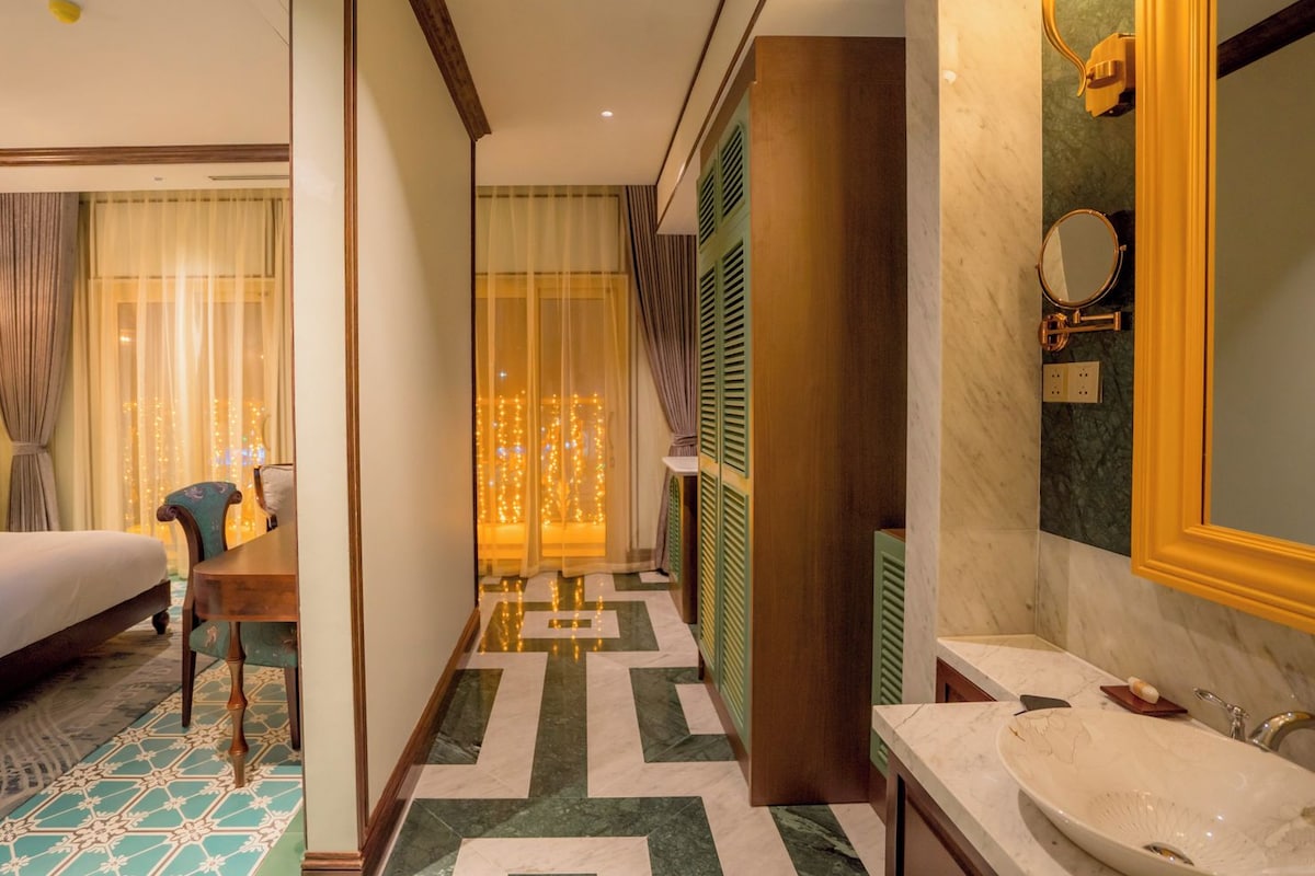 Suite Mewah, balkon, pemandangan pantai | Brankas, tirai kedap cahaya, kedap suara, dan setrika/meja setrika