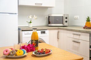 A kitchen with a microwave, a toaster, and a fruit bowl on the counter. - Finca with pool Son Manyo 2 Petit in Sa Pobla (Sa Pobla)