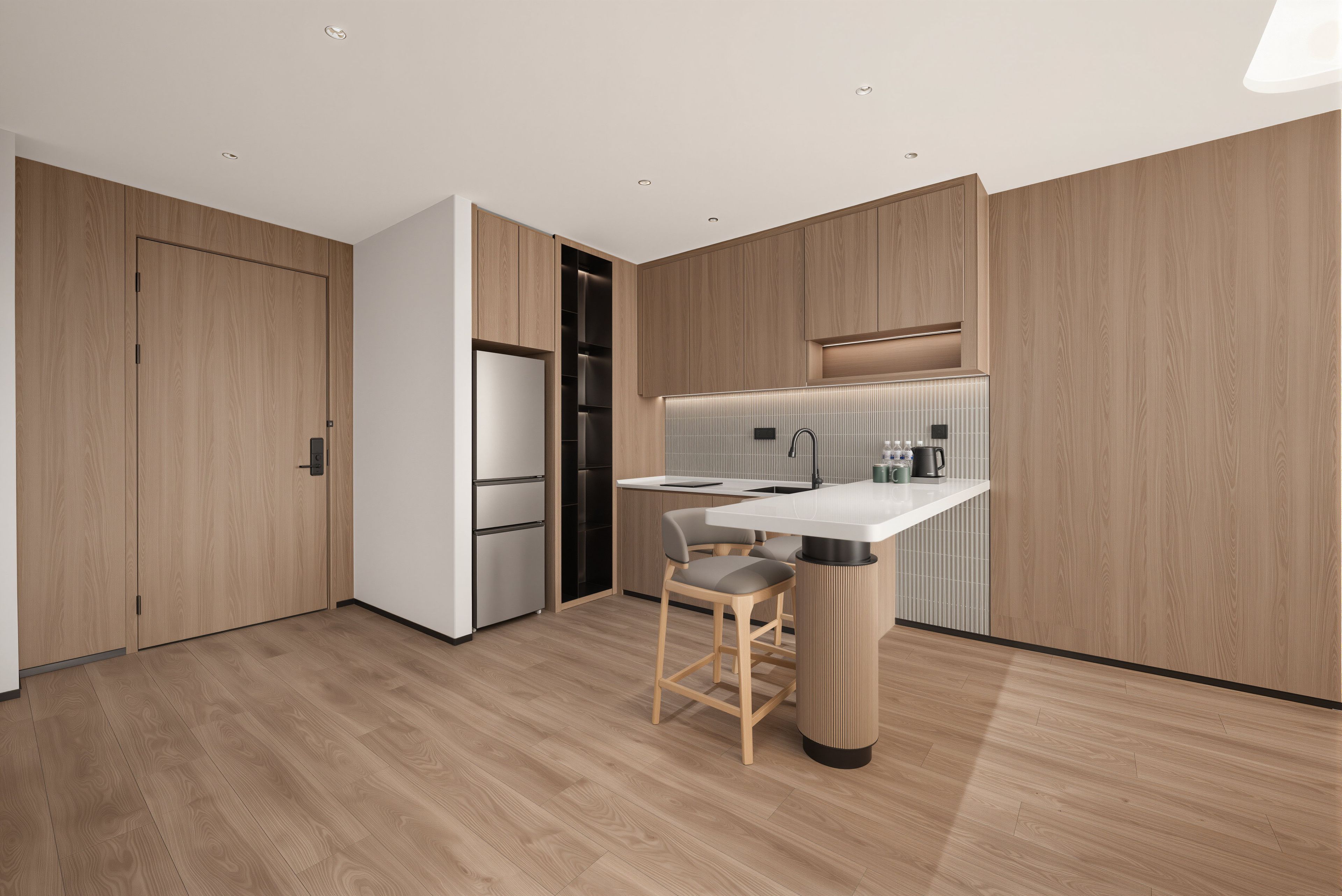 Eine moderne Küche mit integrierter Kochinsel, Holzschränken und einem Edelstahlkühlschrank.