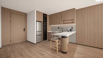 Eine moderne Küche mit integrierter Kochinsel, Holzschränken und einem Edelstahlkühlschrank.