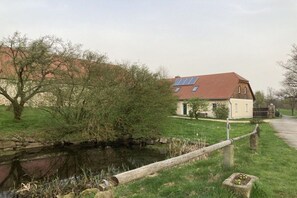 A house with a red roof, solar panels, and a small garden. - Holiday home in Herrnhut with barbecue (Herrnhut)
