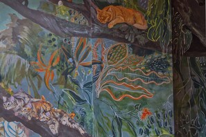 Une fresque représentant divers animaux et des motifs abstraits.