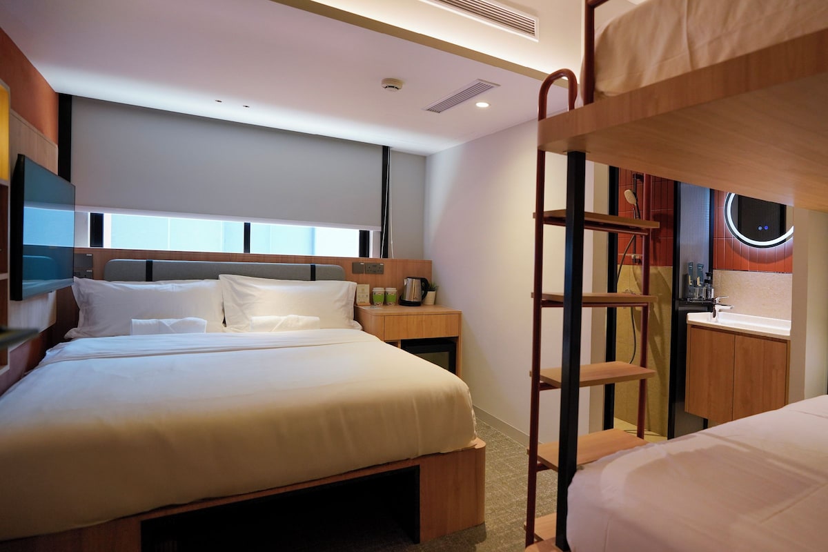Habitación cuádruple, baño privado, vistas a la ciudad | Ropa de cama de alta calidad y escritorio