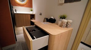 Une petite cuisine équipée, avec une cuisinière intégrée, un petit évier et un plan de travail.