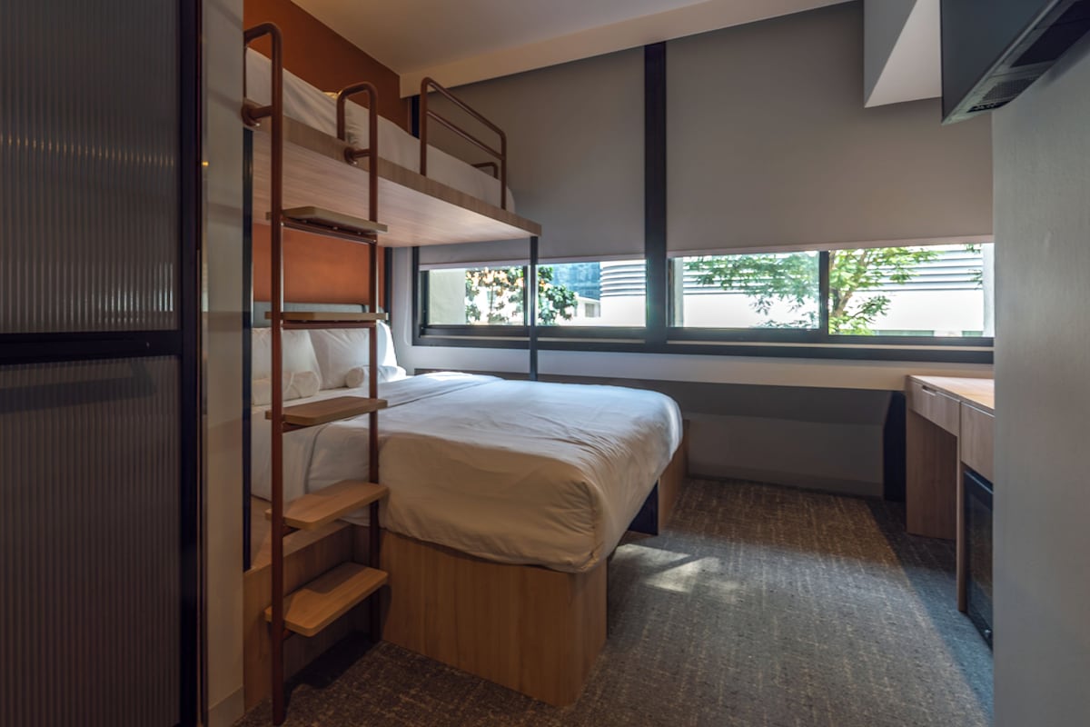 Phòng 3, phòng tắm riêng, quang cảnh thành phố | Bộ đồ giường cao cấp, bàn, khu vực làm việc phù hợp cho laptop 