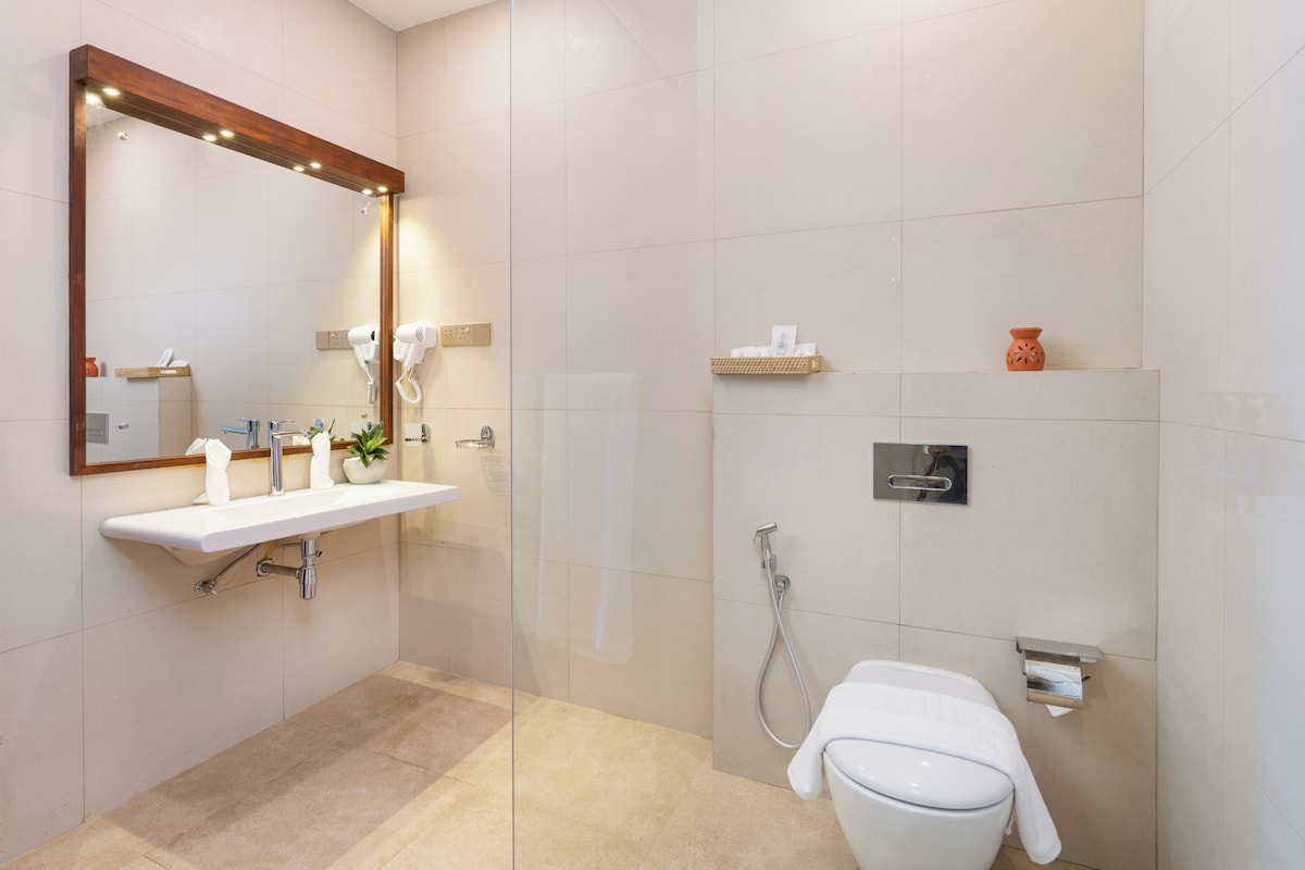 Deluxe Double Room, 1 King Bed | Bathroom
